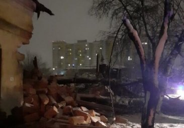 Последствия стихии: в Одессе упавшее дерево разрушило часть дома (обновлено)