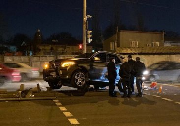"Поцелуй" со светофором и неугодный пешеход: в Одессе произошло два серьезных ДТП