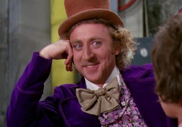 Зато с душой: в Одессе укладывают асфальт в лужи и убирают снег садовыми лопатами