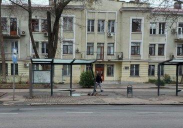 На проспекте Шевченко пикап въехал в остановку и две машины: виновник аварии сбежал