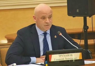 Лечебная елка: Труханов пояснил, почему в пандемию город тратит деньги на новогодние украшения