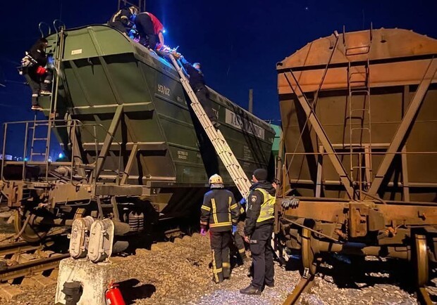 На железной дороге в Одессе двух подростков поразило током: один из них скончался (обновлено)