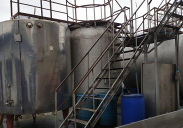 Бизнес накрыли: четверо одесситов наладили производство алкоголя в частном доме