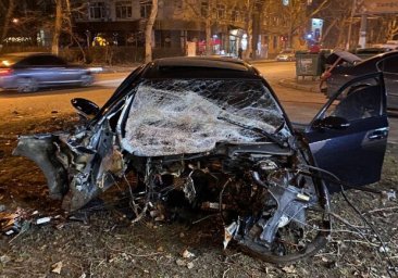 В Одессе BMW влетел в столб и загорелся: водитель чудом выжил