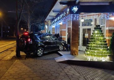 "Герой дня": в Одессе автомобиль на большой скорости врезался в здание магазина
