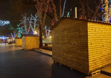 Установка елок, карусель и праздничная подсветка: в Одессе начали подготовку к Новому году