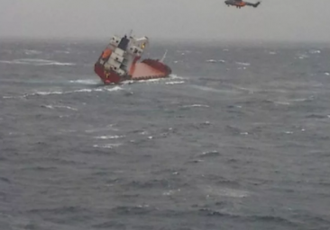Разломался на две части: в сети появилось видео крушения одесского судна у берегов Турции