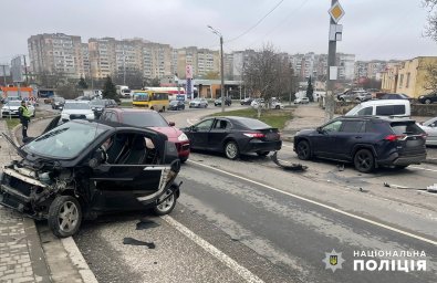 В Одессе полицейские устанавливают обстоятельства ДТП с участием трех автомобилей