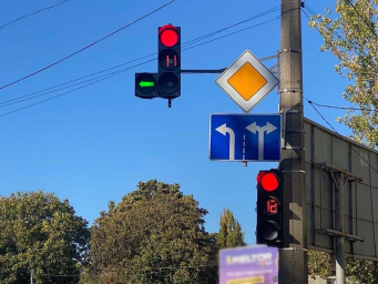 На перекрестке улиц Генерала Петрова и Радостной модернизирован светофор.