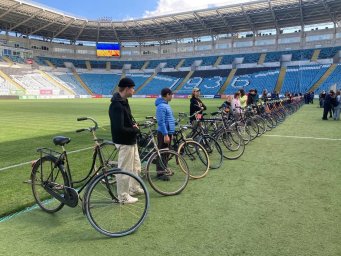 В Одессе детям-переселенцам подарили велосипеды от голландских партнеров