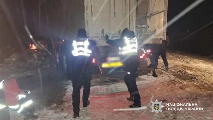 У Подільському районі поліцейські та рятувальники визволили водіїв зі снігового полону