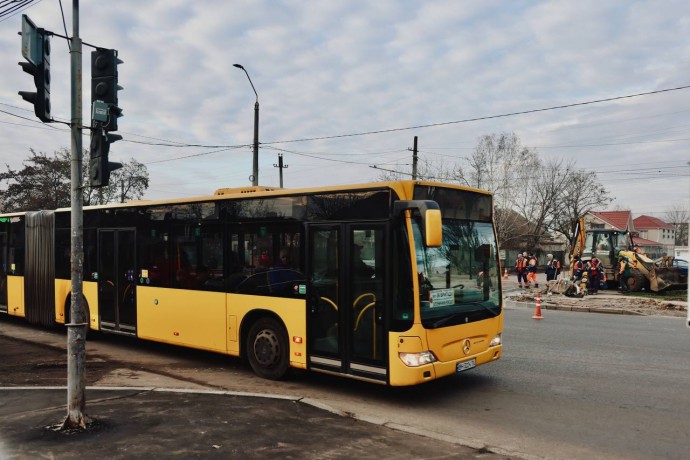 В Одесі продовжують працювати соціальні автобуси: актуальні маршрути та інтервали