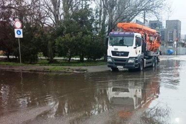 Одесские коммунальщики ликвидируют подтопления на улицах города