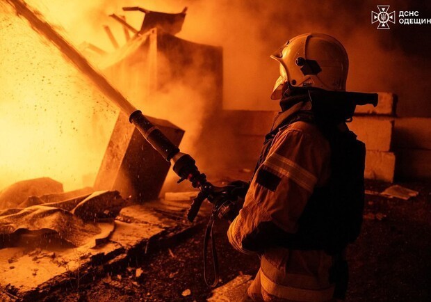 Новорічна ніч під ударами дронів: в Одесі та області горіли будинки та інфраструктура