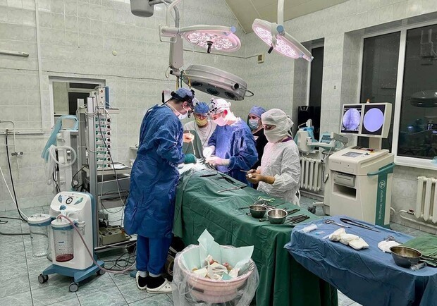 
Дети играли винтовкой, один получил пулю в сердце: в Одессе спасли cемилетнего мальчика
