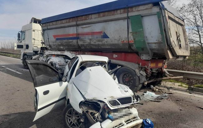 В Одесской области автомобиль столкнулся с грузовиком: погибли супруги