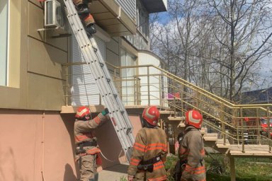 В Черноморске ребенок упал на кондиционер