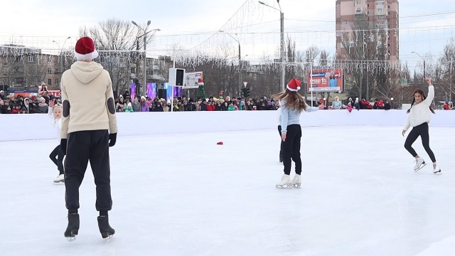 У Київському районі Одеси відкрили льодову ковзанку
